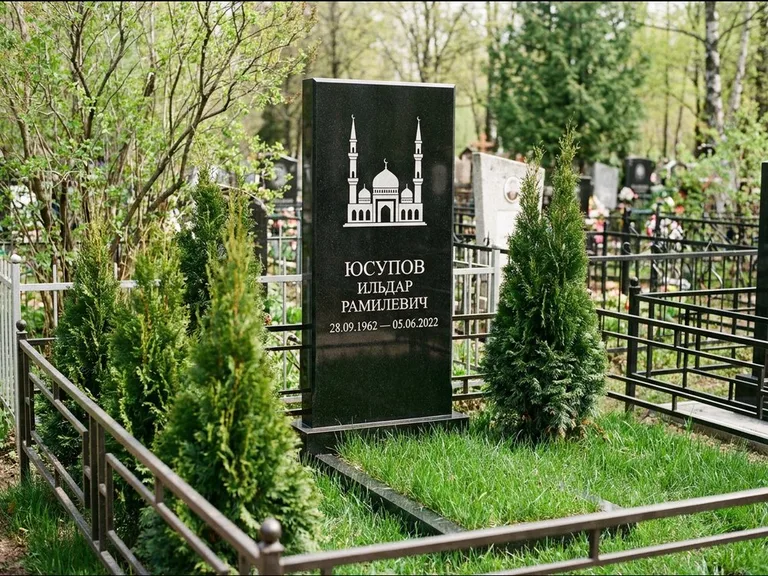 Мусульманский памятник с гравировкой мечети — силуэт мечети с двумя минаретами над именем, работа «Юсупов» в Красноярске