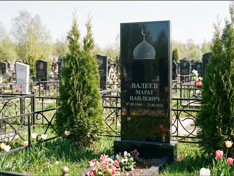 Мусульманский памятник с гравировкой мечети — купол с полумесяцем в верхней части, работа «Валеев» в Красноярске