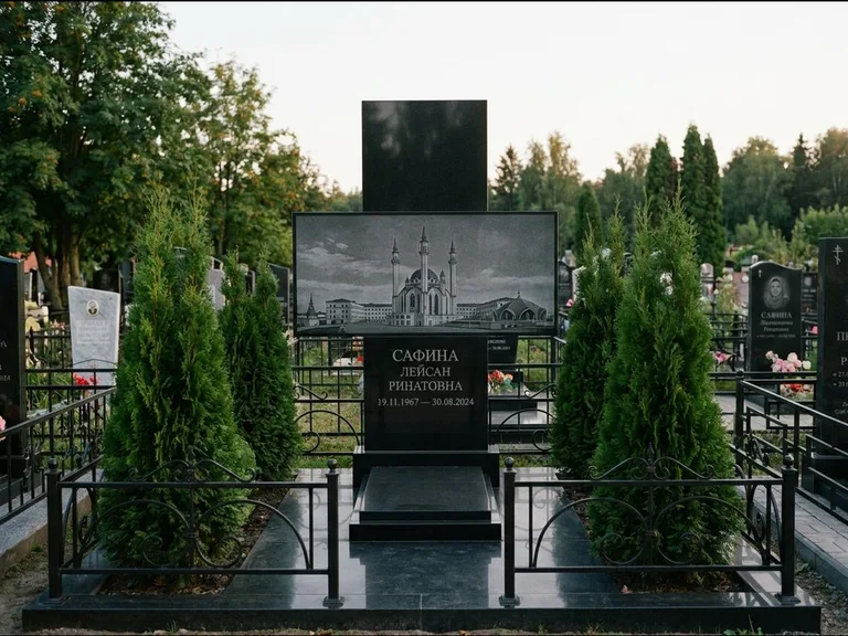 Мусульманский памятник с гравировкой мечети — панорама мечети во всю ширину стелы, работа «Сафина» в Красноярске