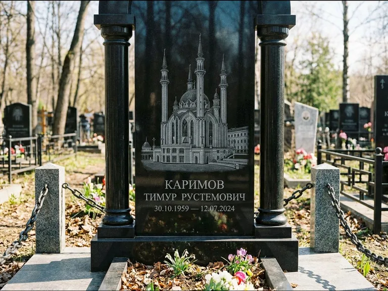 Мусульманский памятник с гравировкой мечети: стела с колоннами-минаретами по бокам — детализированная гравировка мечети Кул-Шариф, гранитные столбики с провисающей цепью, работа «Каримов» в Красноярске