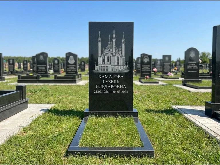 Мусульманский памятник с гравировкой мечети: небольшая скромная одиночная стела — золочёная гравировка мечети, аккуратный участок с газоном, работа «Нигматуллина» в Красноярске