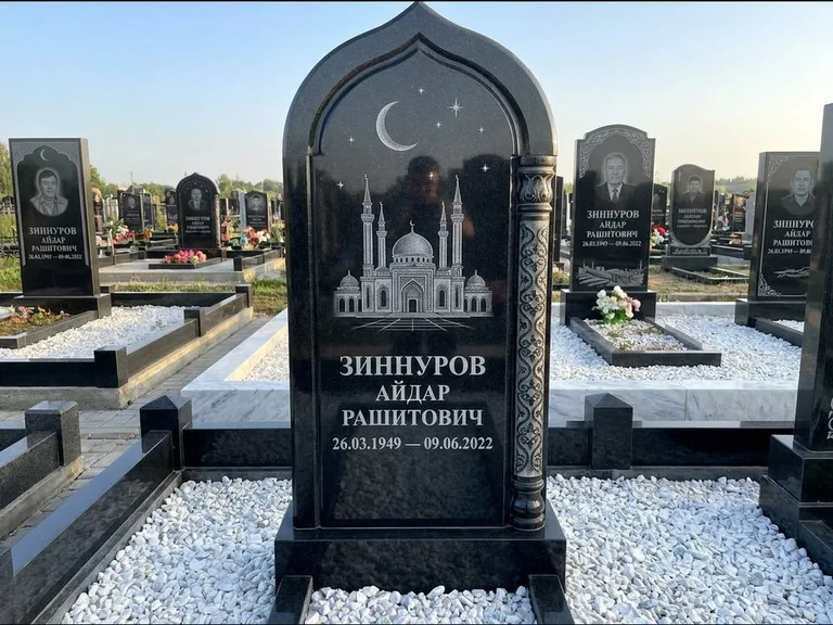 Мусульманский памятник с гравировкой мечети: стела с михраб-верхом и резной боковой колонной — детализированная гравировка мечети Кул-Шариф, белая мраморная крошка, работа «Ахметов» в Красноярске