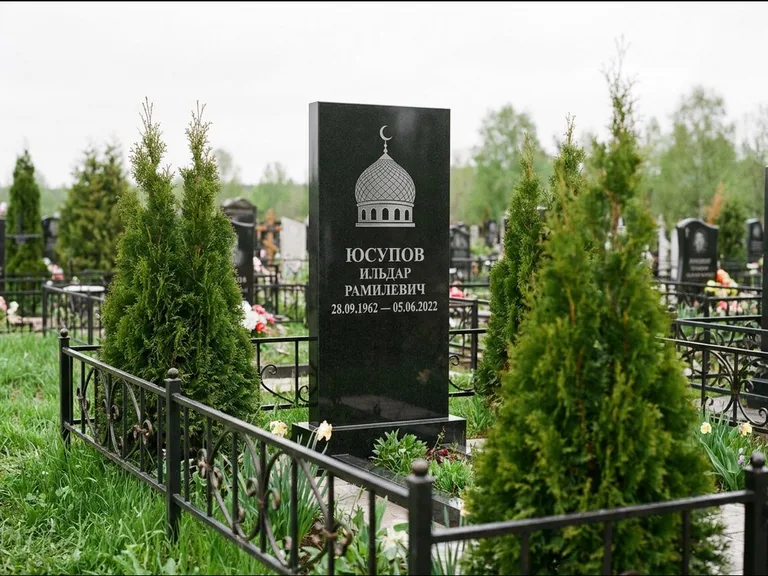 Мусульманский памятник с гравировкой мечети — купол с полумесяцем в верхней части, работа «Юсупов» в Красноярске