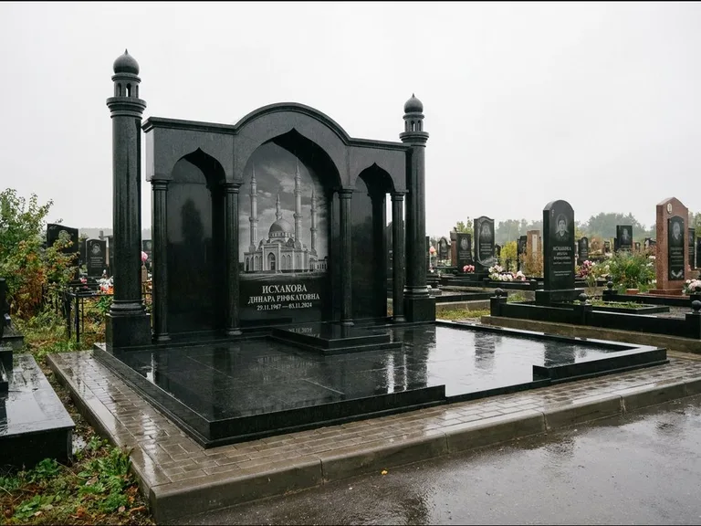 Мусульманский памятник с гравировкой мечети: семейный мемориал с колоннами-минаретами и аркой — золочёная гравировка мечети, большая мощёная площадка, работа «Абдуллаева» в Красноярске