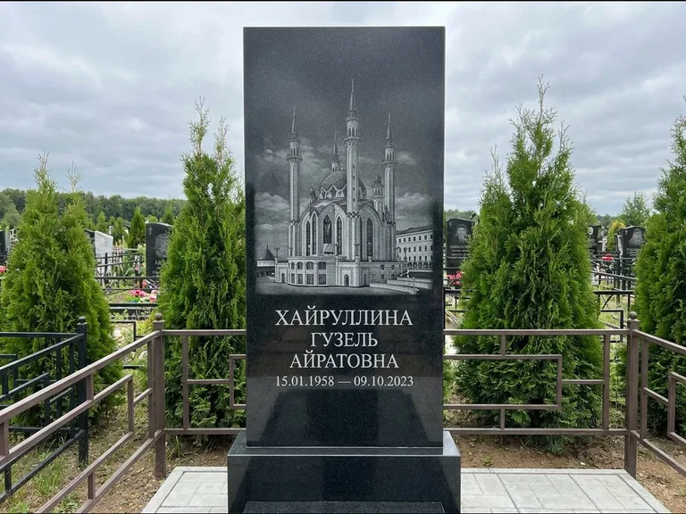 Мусульманский памятник с гравировкой мечети — панорама мечети во всю ширину стелы, работа «Хайруллина» в Красноярске