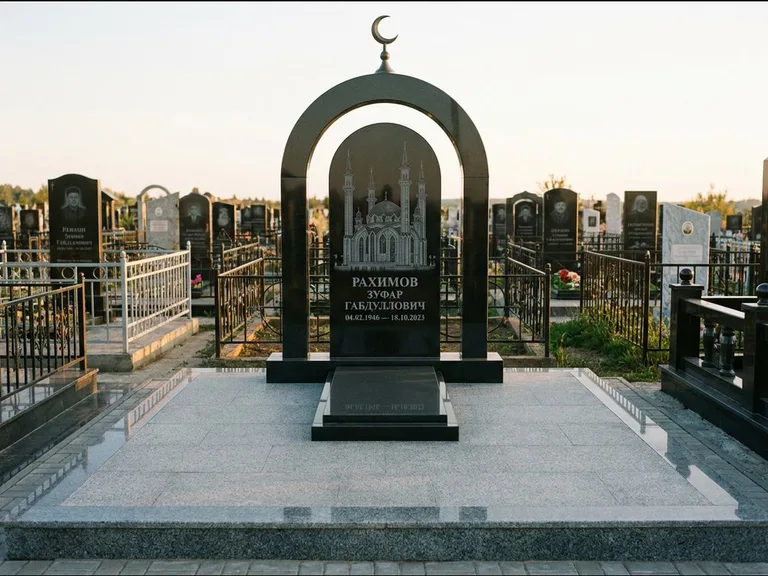 Мусульманский памятник с гравировкой мечети: монументальная стела-арка с полумесяцем на вершине — детализированная гравировка мечети Кул-Шариф, мощёная гранитная площадка с бордюром, работа «Юсупов» в Красноярске
