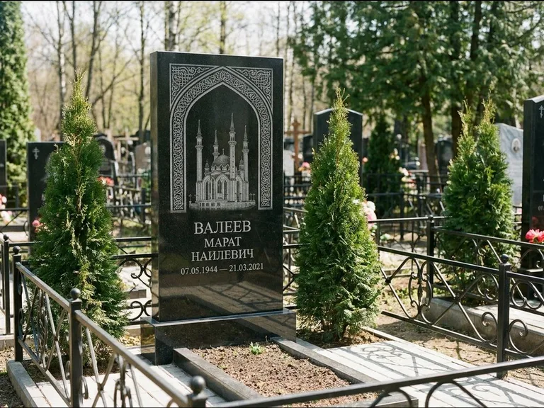 Мусульманский памятник с гравировкой мечети — мечеть в восточной арке с орнаментом, работа «Валеев» в Красноярске