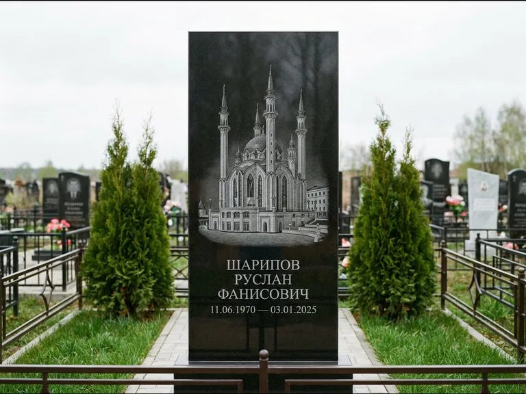 Мусульманский памятник с гравировкой мечети — мечеть Кул-Шариф на обороте стелы, работа «Шарипов» в Красноярске