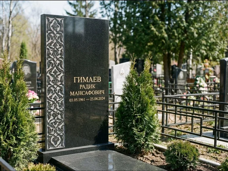 Мусульманский памятник — колонна ислими по краю стелы, работа «Гимаев» в Красноярске