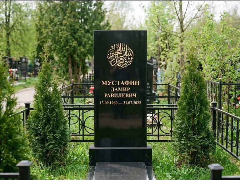 Мусульманский памятник — шахада в верхней части стелы, работа «Мустафин» в Красноярске