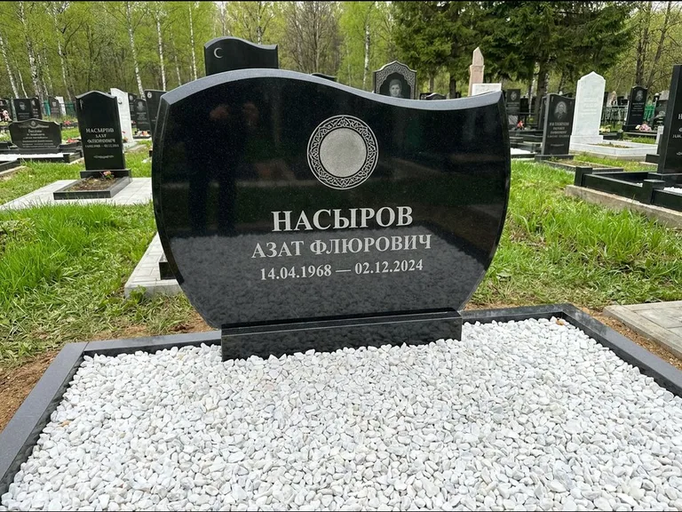 Мусульманский памятник: стела с волнообразным скошенным верхом — гравировка мечети под полумесяцем и звёздами, белая мраморная крошка с бордюром, работа «Насыров» в Красноярске