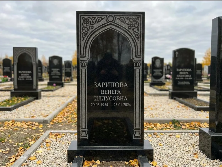 Мусульманский памятник: фигурная стела с михраб-нишей — гравировка мечети в михраб-арке с орнаментом, светлая гравийная отсыпка, работа «Зарипова» в Красноярске
