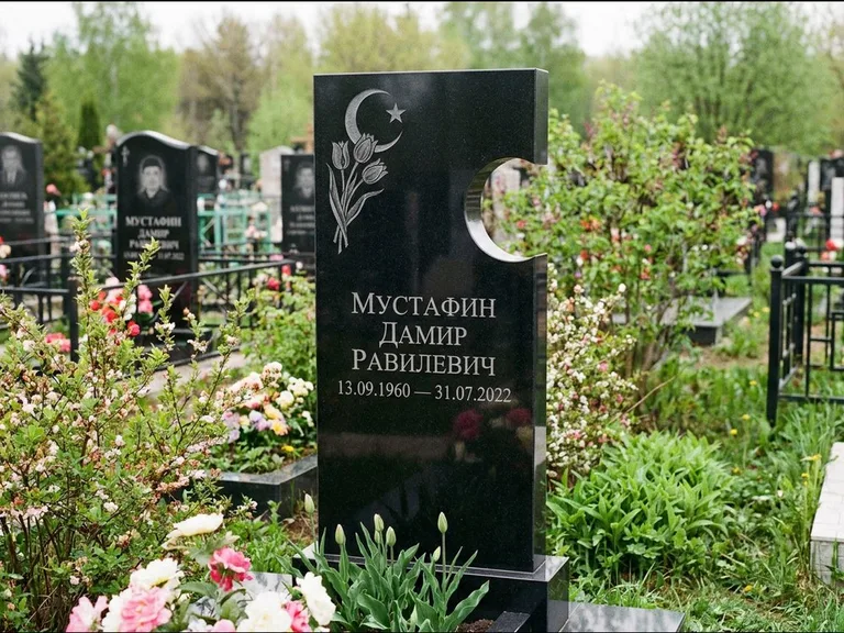 Мусульманский памятник: стела с боковым вырезом в форме полумесяца — гравировка минарета с полумесяцем, низкие кусты в цвету, работа «Мустафин» в Красноярске