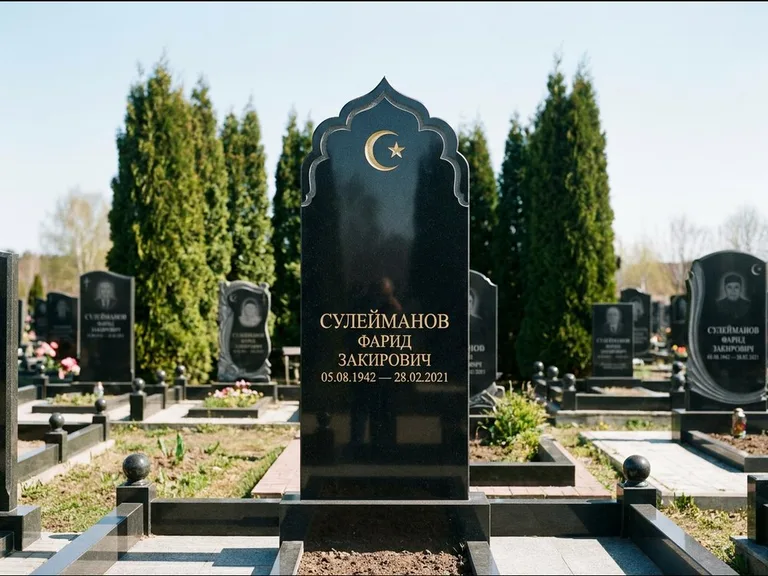 Мусульманский памятник: стела с резным восточным навершием-пиштаком — белая гравировка силуэта мечети с минаретами, высокие туи полукругом, работа «Сулейманов» в Красноярске