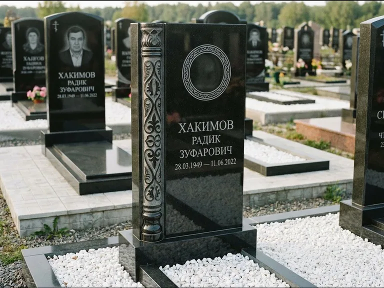 Мусульманский памятник: стела с боковой резной орнаментальной колонной — детализированная гравировка мечети Кул-Шариф, белая мраморная крошка, работа «Хабибуллин» в Красноярске