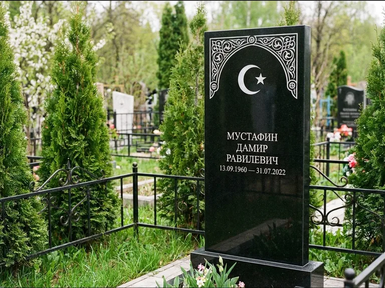 Мусульманский памятник — полумесяц со звездой и орнамент-бордюр, работа «Мустафин» в Красноярске