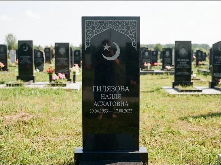 Мусульманский памятник: узкая вертикальная стела-пилон с полумесяцем — гравировка мечети в михраб-арке с орнаментом, открытая лужайка без ограды, работа «Ибрагимова» в Красноярске