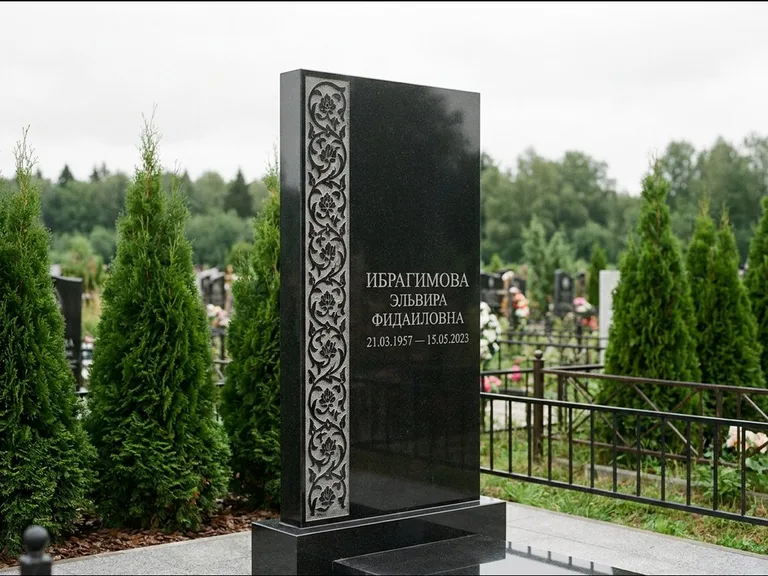 Мусульманский памятник — колонна ислими по краю стелы, работа «Ибрагимова» в Красноярске
