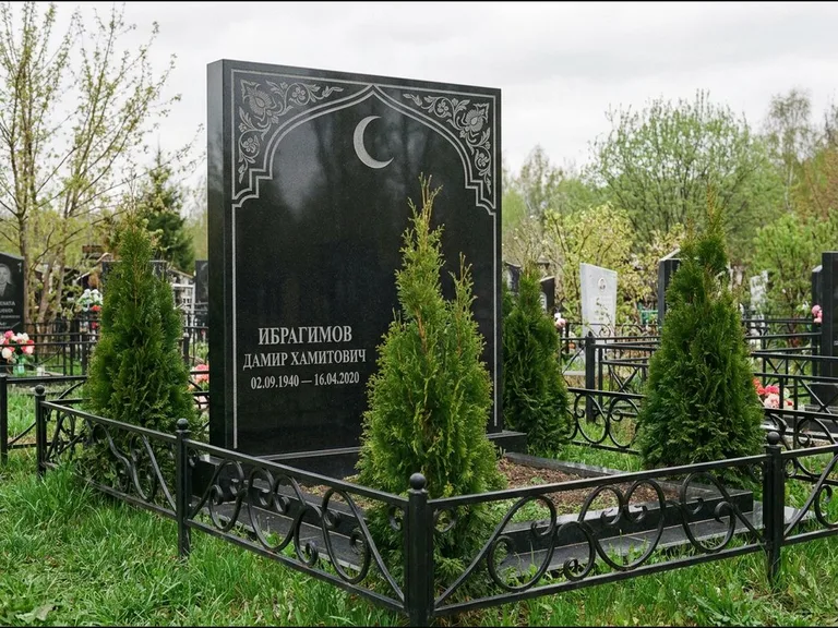 Памятник с гравировкой полумесяца — гравировка полумесяца в восточной арке с орнаментом, работа «Ибрагимов» в Красноярске