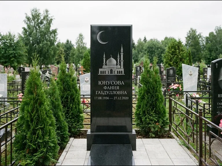 Памятник с гравировкой полумесяца — гравировка полумесяца над силуэтом мечети, работа «Юнусова» в Красноярске