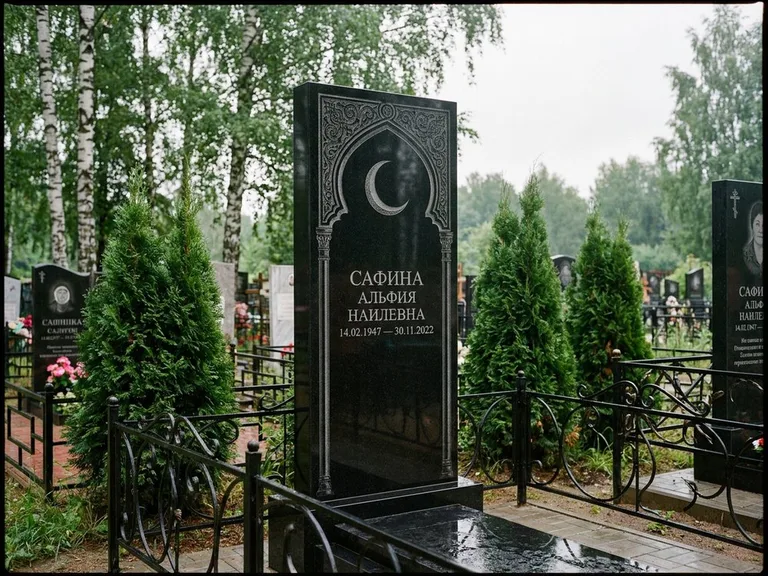 Памятник с гравировкой полумесяца — гравировка полумесяца в восточной арке с орнаментом, работа «Сафина» в Красноярске