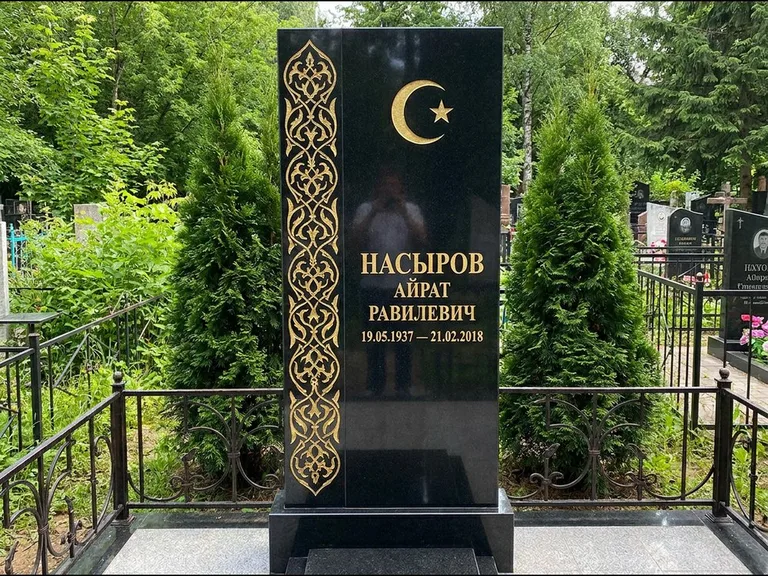 Памятник с гравировкой полумесяца — золочёный полумесяц и колонна растительного орнамента-ислими, работа «Насыров» в Красноярске