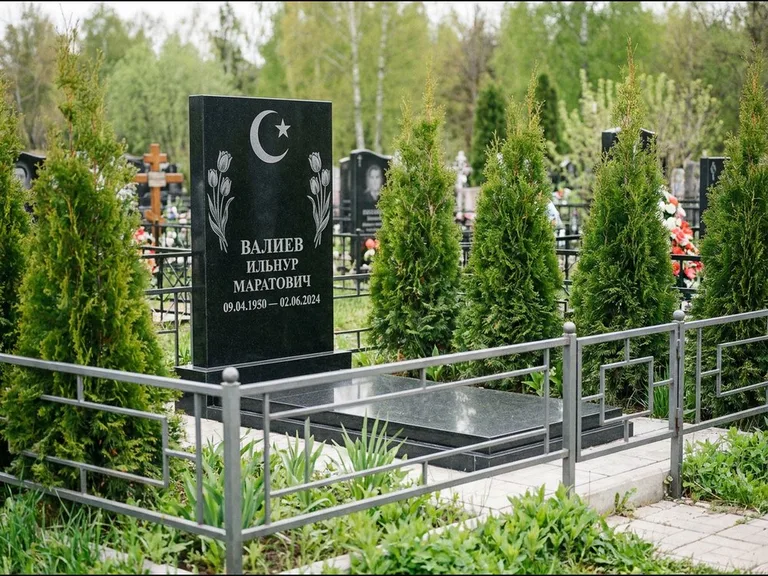 Памятник с гравировкой полумесяца — гравировка полумесяца со звездой и тюльпанами по бокам, работа «Валиев» в Красноярске