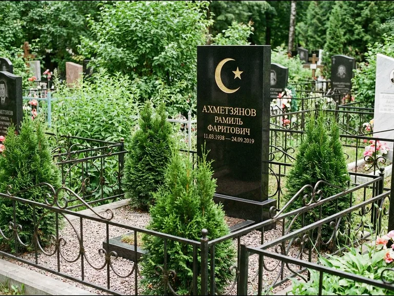 Памятник с гравировкой полумесяца — золочёная гравировка полумесяца со звездой в верхней части с, работа «Ахметзянов» в Красноярске