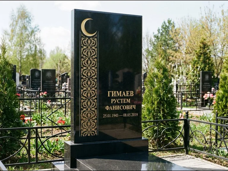 Памятник с гравировкой полумесяца — золочёный полумесяц и колонна растительного орнамента-ислими, работа «Гимаев» в Красноярске
