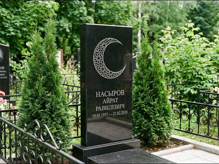 Памятник с гравировкой полумесяца — гравировка полумесяца в геометрическом орнаменте-гирихе, работа «Насыров» в Красноярске