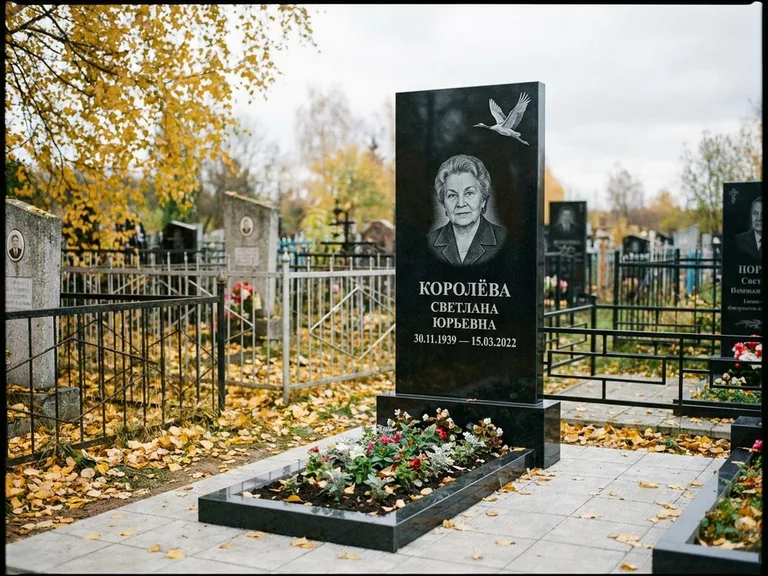 Памятник с гравировкой журавлей — белая гравировка клина журавлей, уходящего в верхний угол ст, работа «Королёва» в Красноярске