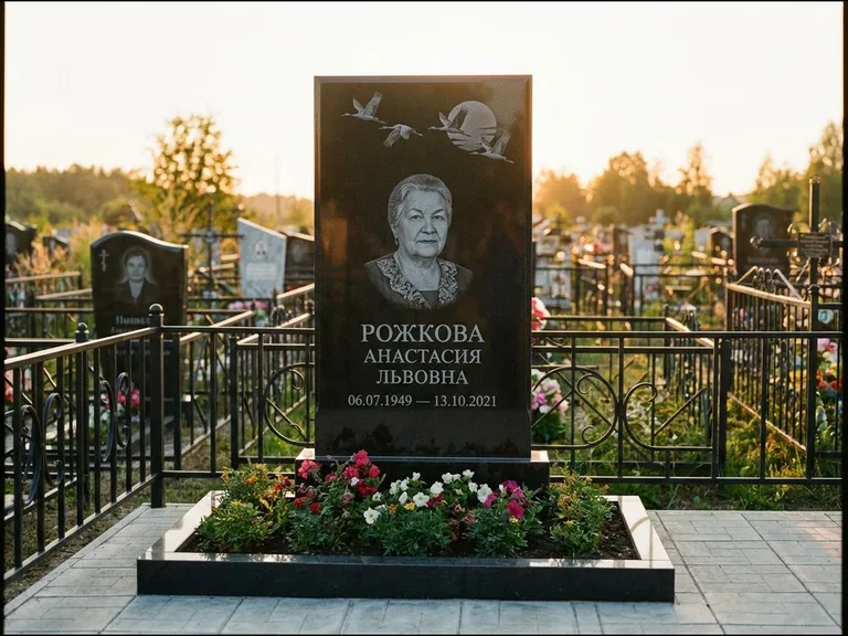 Памятник с гравировкой журавлей — гравировка клина журавлей на фоне солнечного диска, работа «Рожкова» в Красноярске