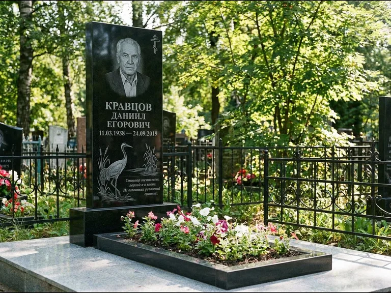 Памятник с гравировкой журавлей — гравировка журавля у камышей рядом с эпитафией, работа «Кравцов» в Красноярске