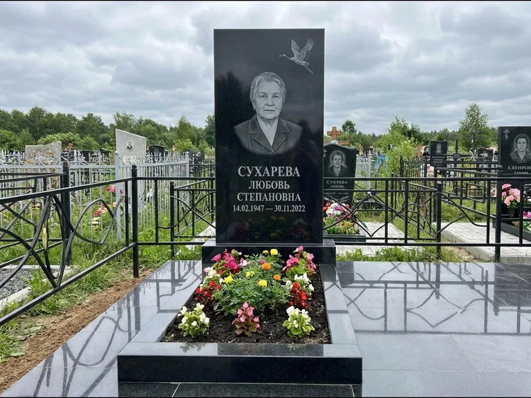 Памятник с гравировкой журавлей — гравировка одиночного летящего журавля над портретом, работа «Сухарева» в Красноярске