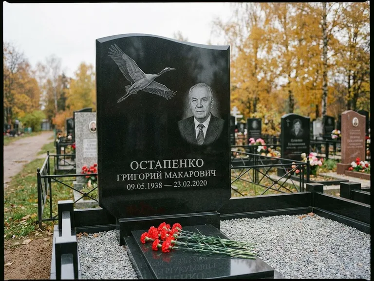 Памятник с гравировкой журавлей — гравировка журавлей, работа «Остапенко» в Красноярске