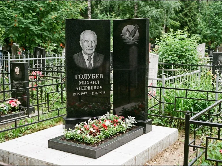 Памятник с гравировкой журавлей — гравировка клина журавлей на фоне солнечного диска, работа «Голубев» в Красноярске