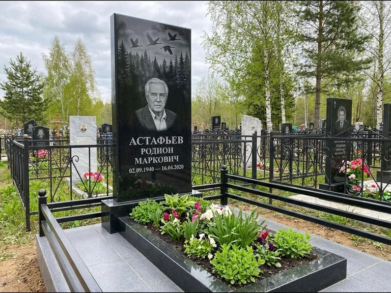 Памятник с гравировкой журавлей — гравировка силуэтов журавлей над еловым лесом, работа «Астафьев» в Красноярске