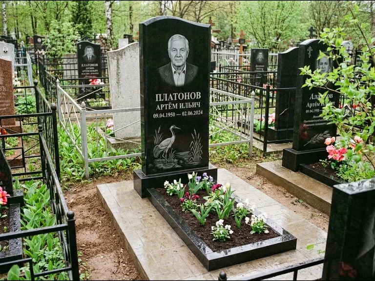 Памятник с гравировкой журавлей — гравировка журавля у камышей рядом с эпитафией, работа «Платонов» в Красноярске