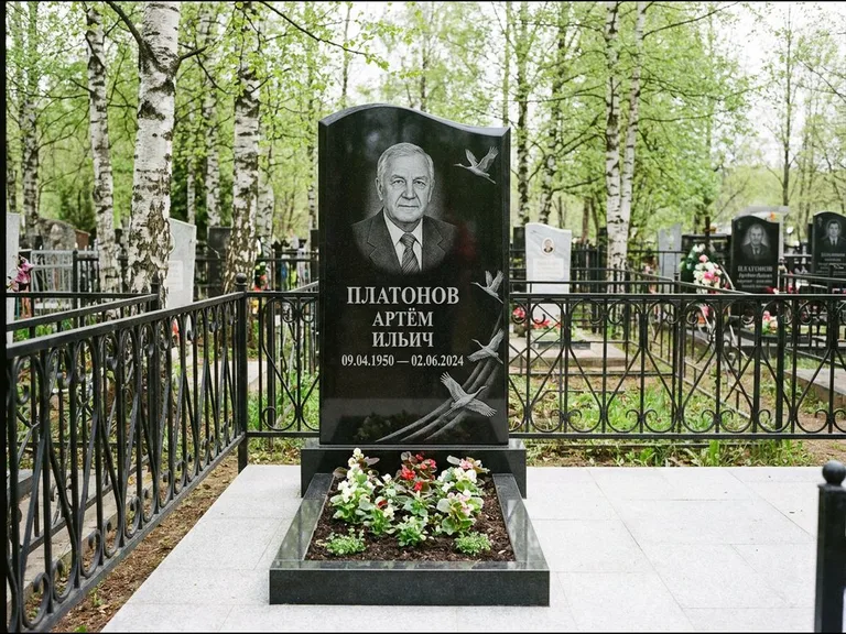 Памятник с гравировкой журавлей — гравировка трёх журавлей по диагонали через свободное поле с, работа «Платонов» в Красноярске