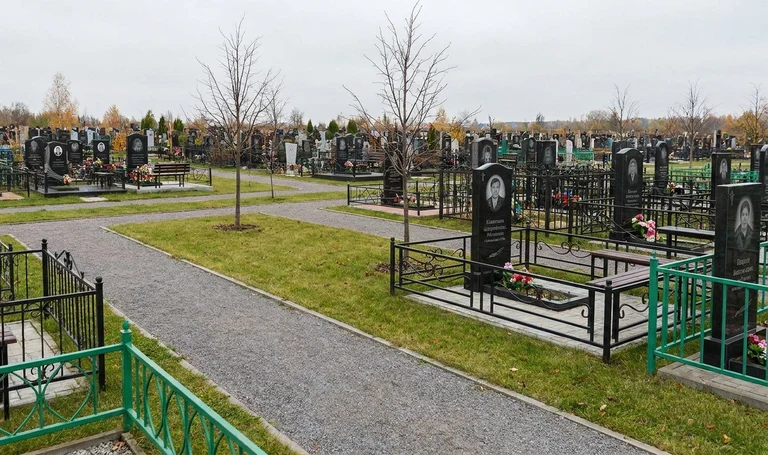 Памятники на Бадалыкском кладбище в Красноярске