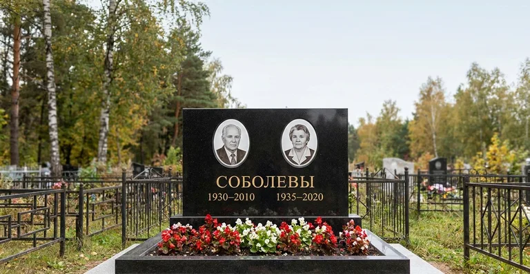 Гранитный памятник с портретом, Памятники мастерской «Мастер Каменев» на кладбищах Санкт-Петербурга