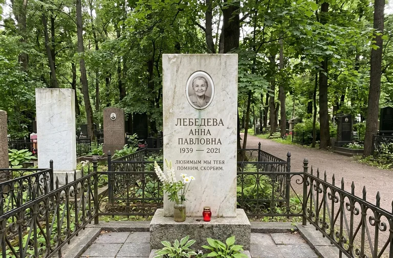 Аллея старинного Всесвятского кладбища в Краснодаре