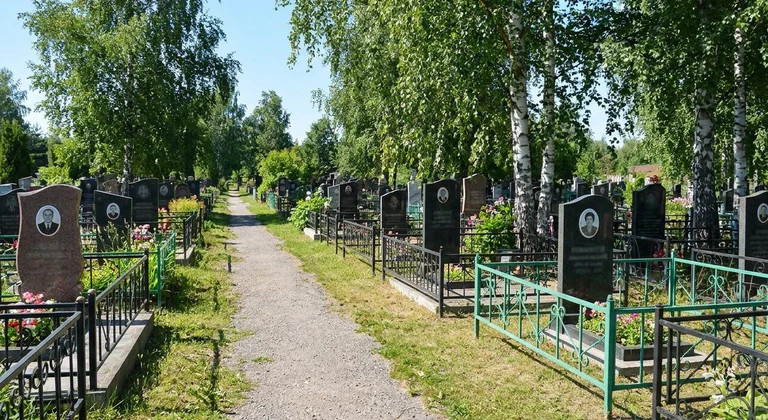 Памятники на Яблоновском кладбище в посёлке Яблоновском