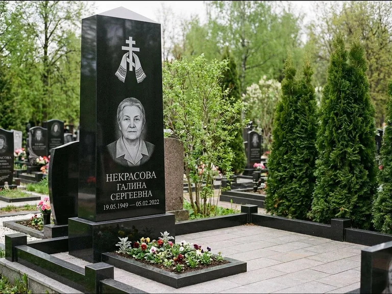 Памятник из чёрного гранита — стела-пилон с ажурным резным крестом, работа «Ерофеева» в Красноярске