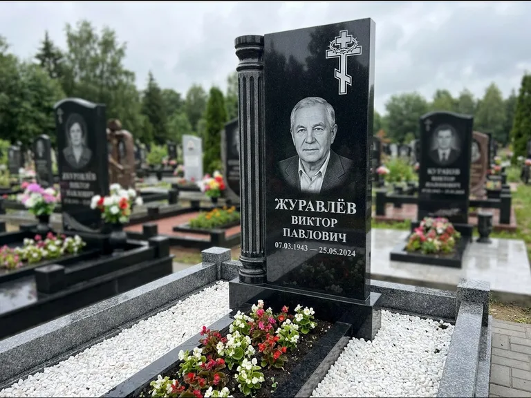 Памятник из чёрного гранита — семейный мемориал из двух стел с крестом с рушником, работа «Гущин» в Красноярске