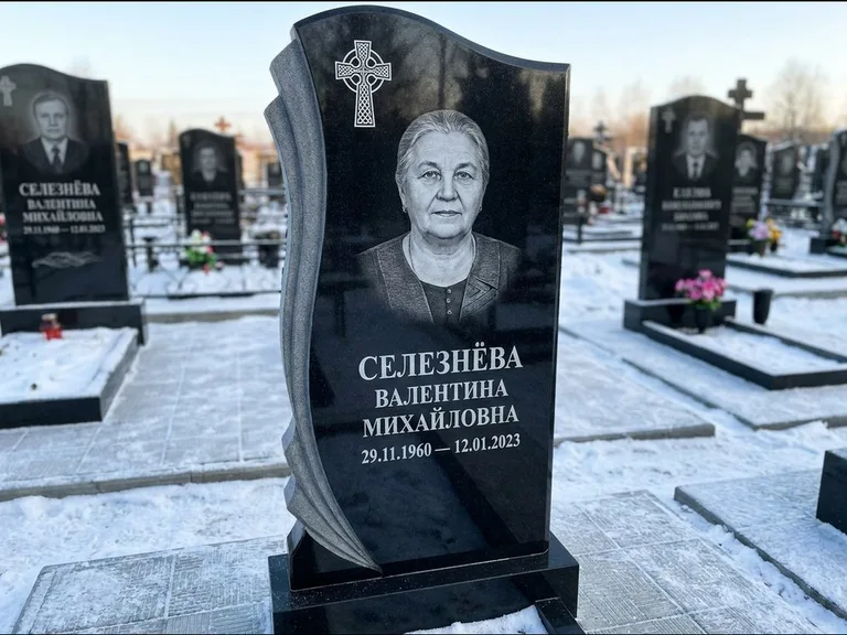 Памятник из чёрного гранита — восьмигранный обелиск с кельтским крестом, работа «Некрасова» в Красноярске