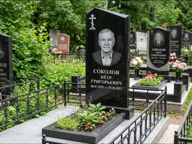 Памятник из чёрного гранита — полукруглая стела с крестом на Голгофе, работа «Журавлёв» в Красноярске