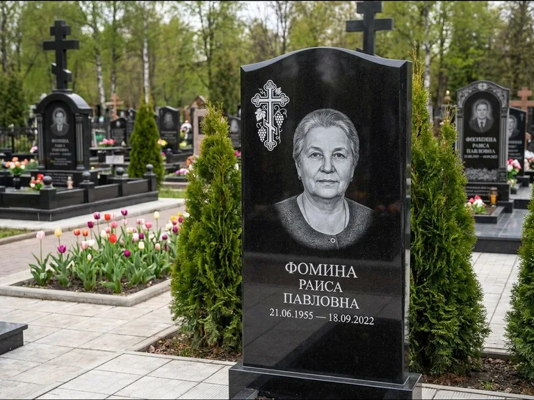 Памятник из чёрного гранита — двухцветная стела с крестом с распятием, работа «Одинцова» в Красноярске