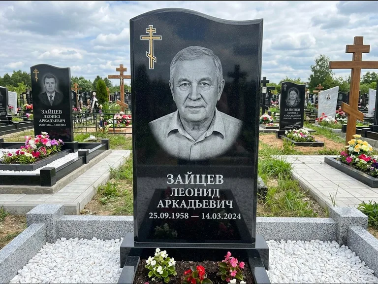 Памятник из чёрного гранита — горизонтальная семейная стела с аркой с процветшим крестом с виноградной лозой, работа «Верещагин» в Красноярске