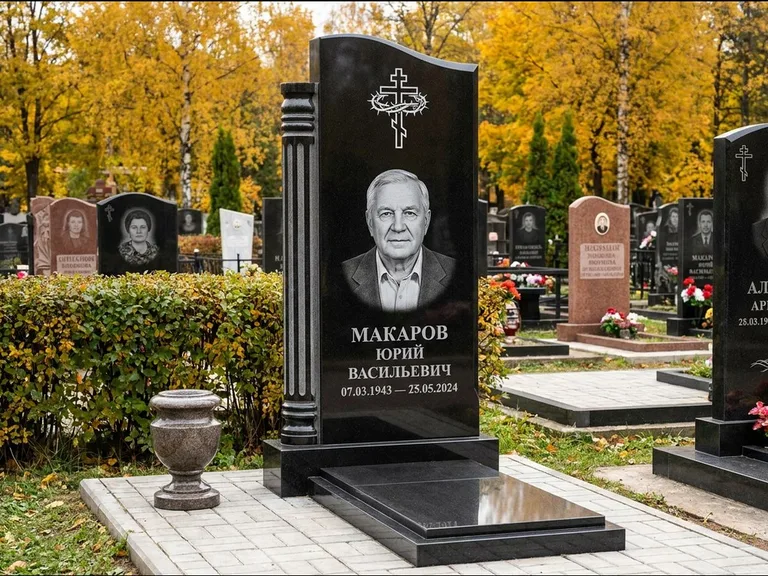 Памятник из чёрного гранита — асимметричная стела с крестом с рушником, работа «Панкратов» в Красноярске